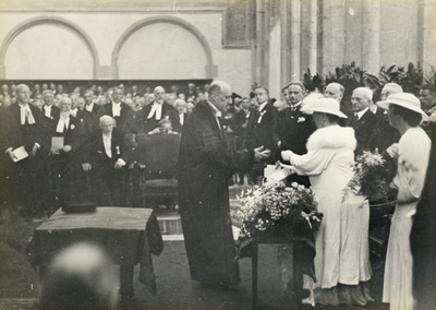 109619 Afbeelding van, vermoedelijk, prof.dr. C.W. Vollgraff, rector-magnificus van de Utrechtse universiteit, die aan ...